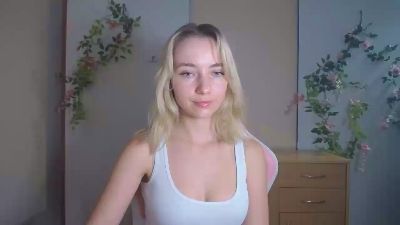LuciaAdorable live cam on Cam4