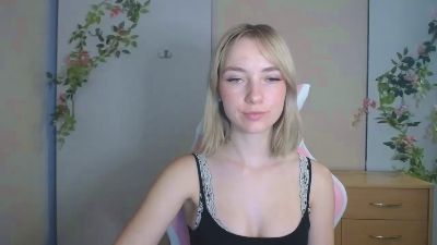 LuciaAdorable live cam on Cam4