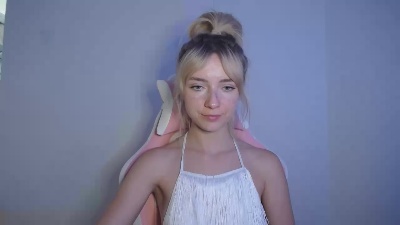 LuciaAdorable live cam on Cam4