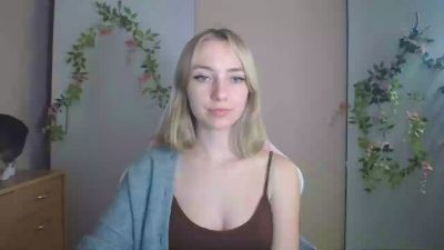 LuciaAdorable live cam on Cam4