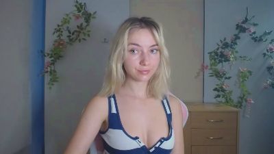LuciaAdorable live cam on Cam4
