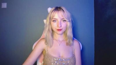 LuciaAdorable live cam on Cam4