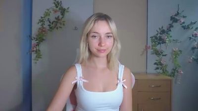 LuciaAdorable live cam on Cam4