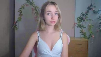 LuciaAdorable live cam on Cam4
