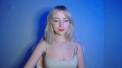 LuciaAdorable live cam on Cam4