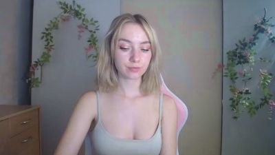 LuciaAdorable live cam on Cam4