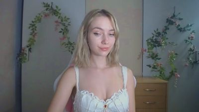 LuciaAdorable live cam on Cam4