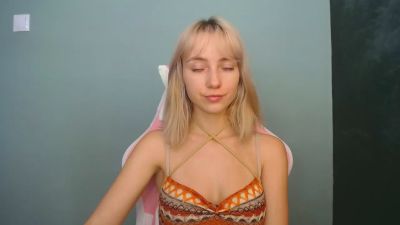 LuciaAdorable live cam on Cam4