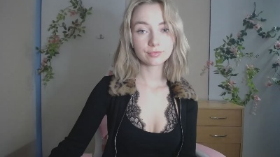 LuciaAdorable live cam on Cam4