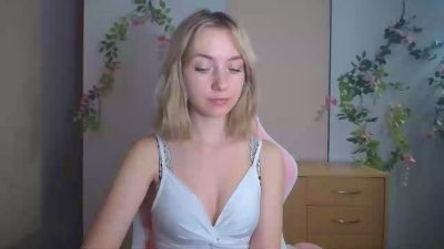 LuciaAdorable live cam on Cam4