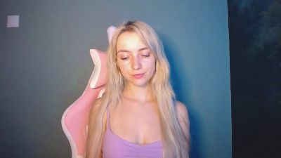 LuciaAdorable live cam on Cam4