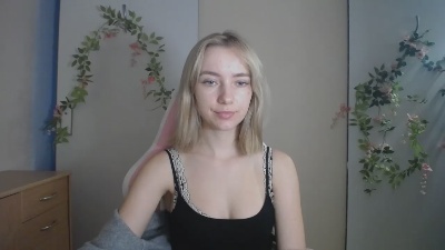 LuciaAdorable live cam on Cam4