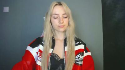 LuciaAdorable live cam on Cam4