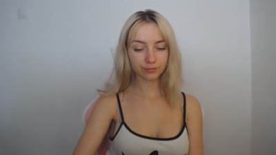 LuciaAdorable live cam on Cam4