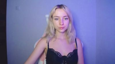 LuciaAdorable live cam on Cam4