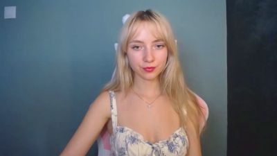 LuciaAdorable live cam on Cam4
