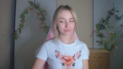 LuciaAdorable live cam on Cam4