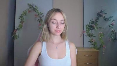 LuciaAdorable live cam on Cam4