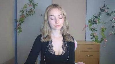 LuciaAdorable live cam on Cam4