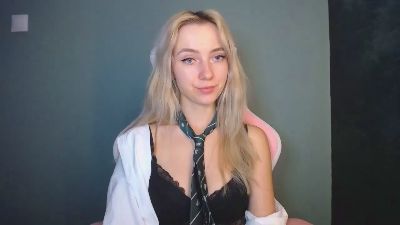 LuciaAdorable live cam on Cam4