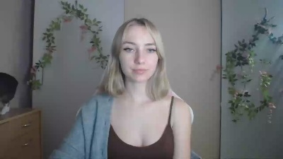 LuciaAdorable live cam on Cam4