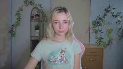 LuciaAdorable live cam on Cam4