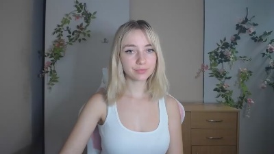 LuciaAdorable live cam on Cam4