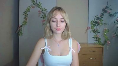 LuciaAdorable live cam on Cam4