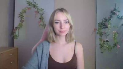 LuciaAdorable live cam on Cam4