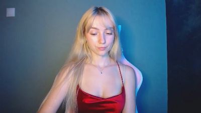 LuciaAdorable live cam on Cam4