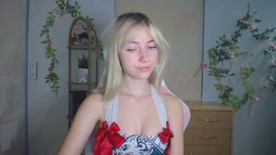 LuciaAdorable live cam on Cam4