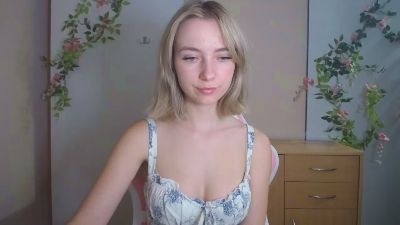 LuciaAdorable live cam on Cam4