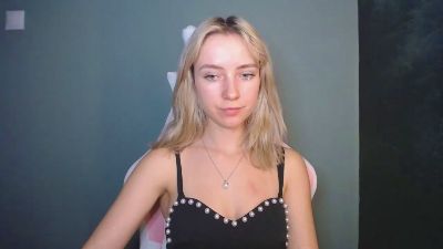 LuciaAdorable live cam on Cam4