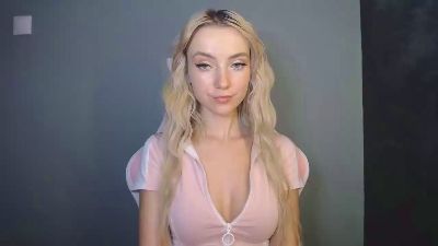 LuciaAdorable live cam on Cam4