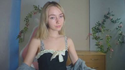 LuciaAdorable live cam on Cam4