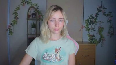 LuciaAdorable live cam on Cam4