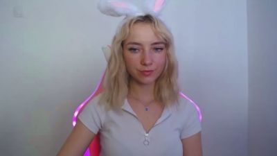 LuciaAdorable live cam on Cam4