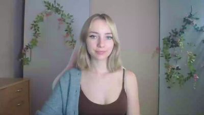 LuciaAdorable live cam on Cam4