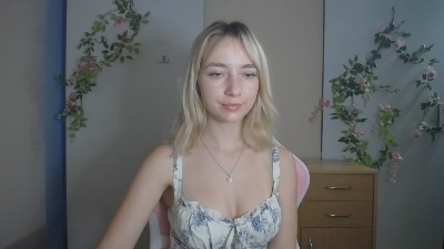 LuciaAdorable live cam on Cam4