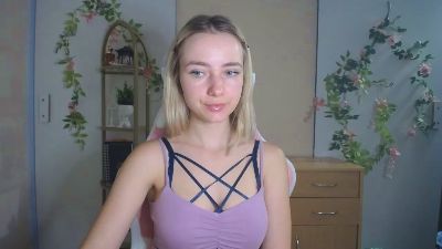 LuciaAdorable live cam on Cam4