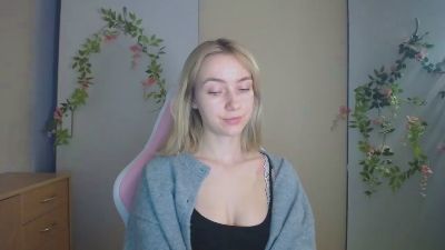 LuciaAdorable live cam on Cam4