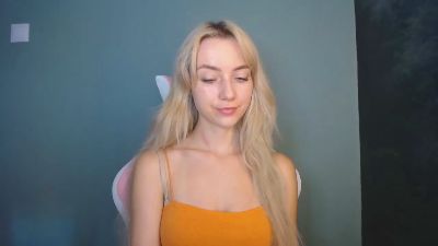 LuciaAdorable live cam on Cam4