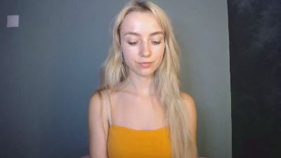 LuciaAdorable live cam on Cam4