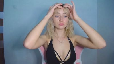 LuciaAdorable live cam on Cam4