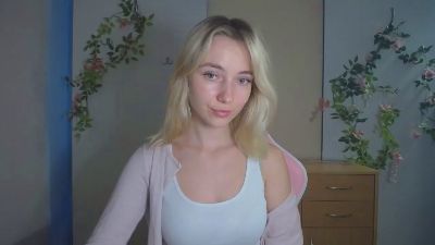 LuciaAdorable live cam on Cam4