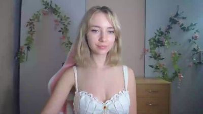 LuciaAdorable live cam on Cam4