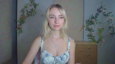 LuciaAdorable live cam on Cam4