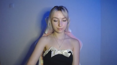 LuciaAdorable live cam on Cam4