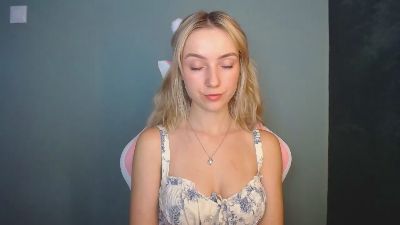 LuciaAdorable live cam on Cam4