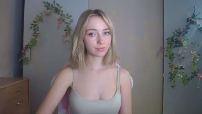 LuciaAdorable live cam on Cam4